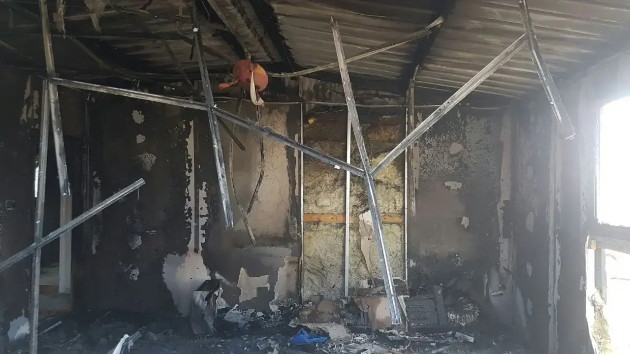 בית בפזורה הבדואית בסמוך לנאות חובב שנשרף, 20 בדצמבר 2016 בית בפזורה הבדואית בסמוך לנאות חובב שנשרף, 20 בדצמבר 2016
