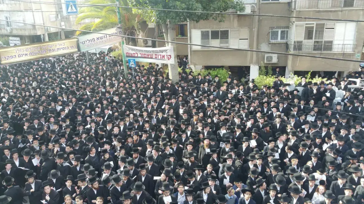 הפגנה של חסידי גור על צביונה של ערד, בני ברק, 20 בדצמבר 2016 הפגנה של חסידי גור על צביונה של ערד, בני ברק, 20 בדצמבר 2016