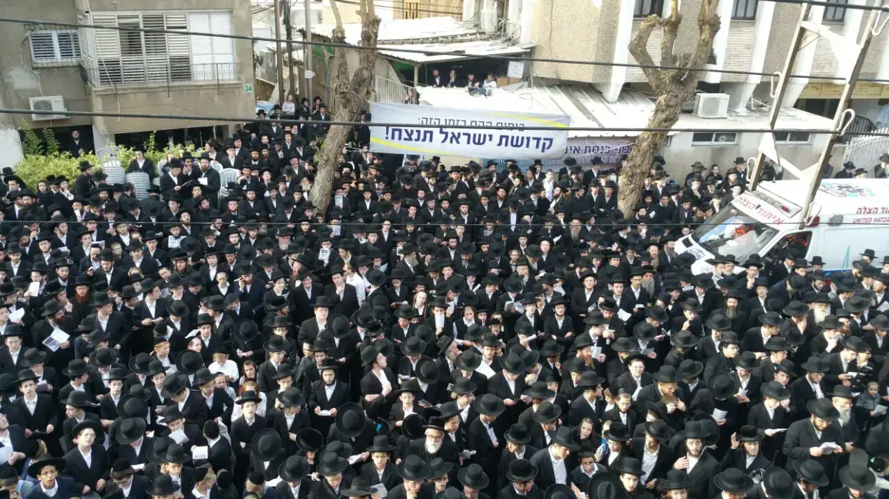 הפגנה של חסידי גור על צביונה של ערד, בני ברק, 20 בדצמבר 2016