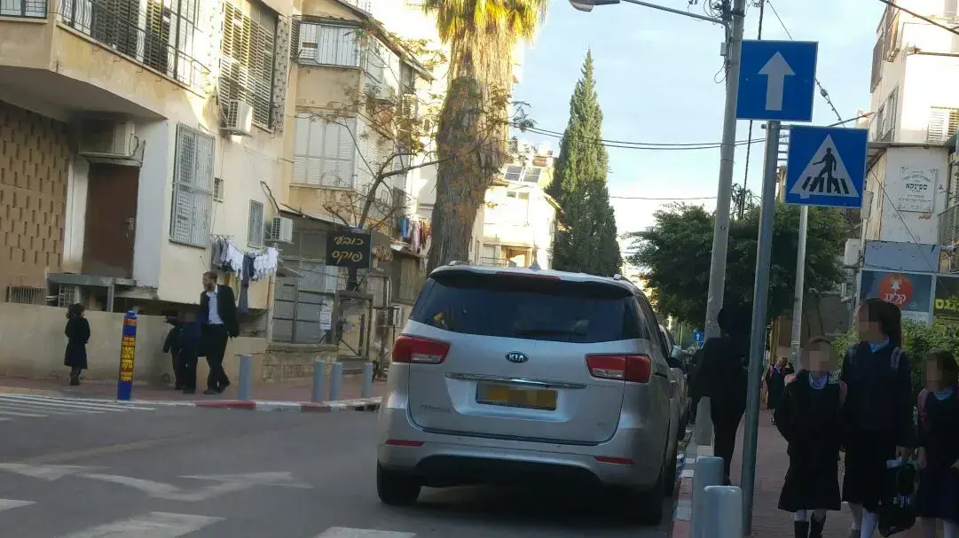 רכבו של חנוך זייברט, ראש עיריית בני ברק. 21 בדצמבר 2016 רכבו של חנוך זייברט, ראש עיריית בני ברק. 21 בדצמבר 2016