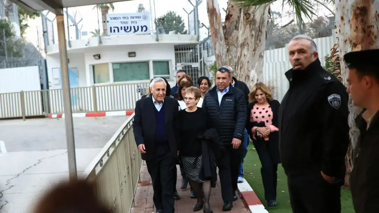 משה קצב משתחרר מכלא מעשיהו בלווית אישתו ושני אחיו, 21 בדצמבר 2016 משה קצב משתחרר מכלא מעשיהו בלווית אישתו ושני אחיו, 21 בדצמבר 2016