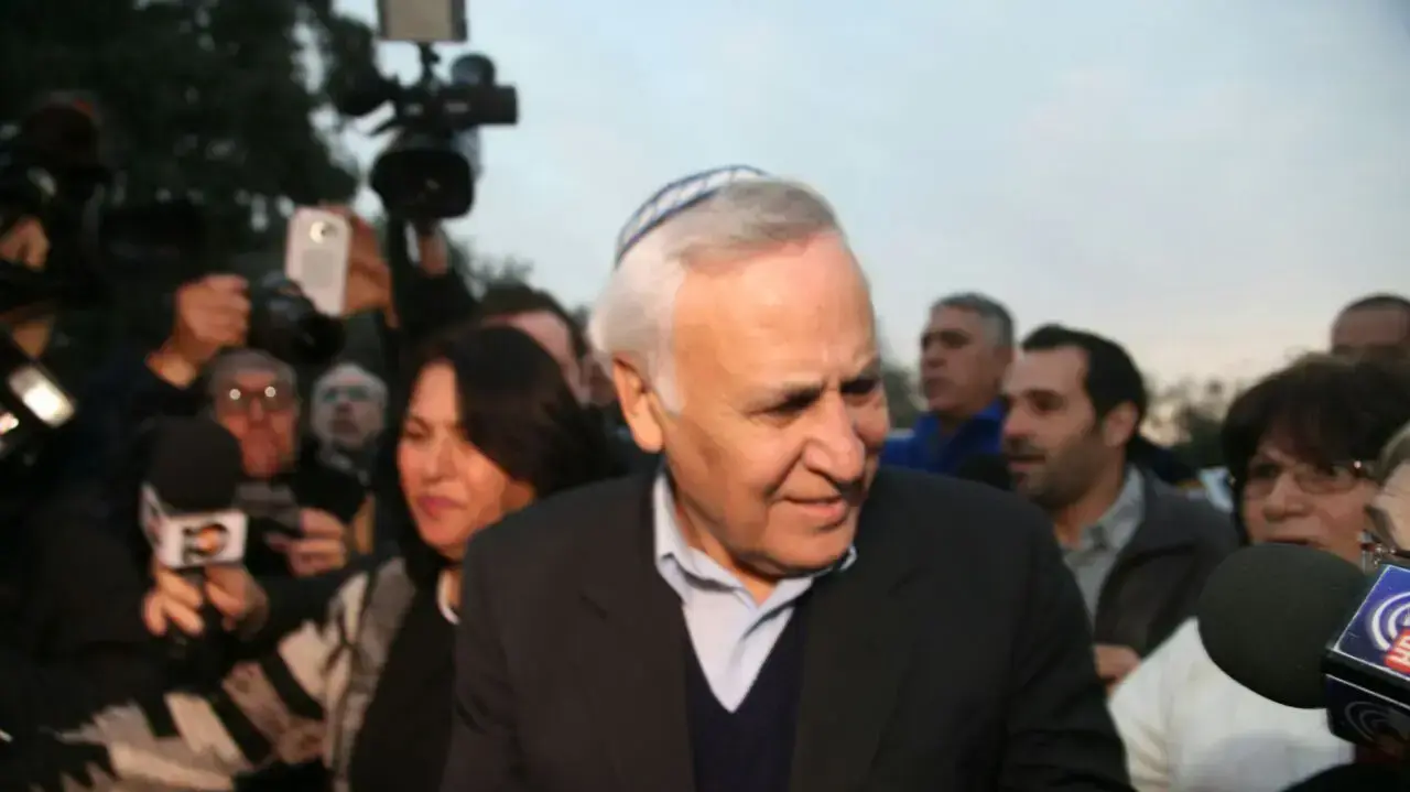 משה קצב משתחרר מכלא מעשיהו בלווית אישתו ושני אחיו, 21 בדצמבר 2016 משה קצב משתחרר מכלא מעשיהו בלווית אישתו ושני אחיו, 21 בדצמבר 2016