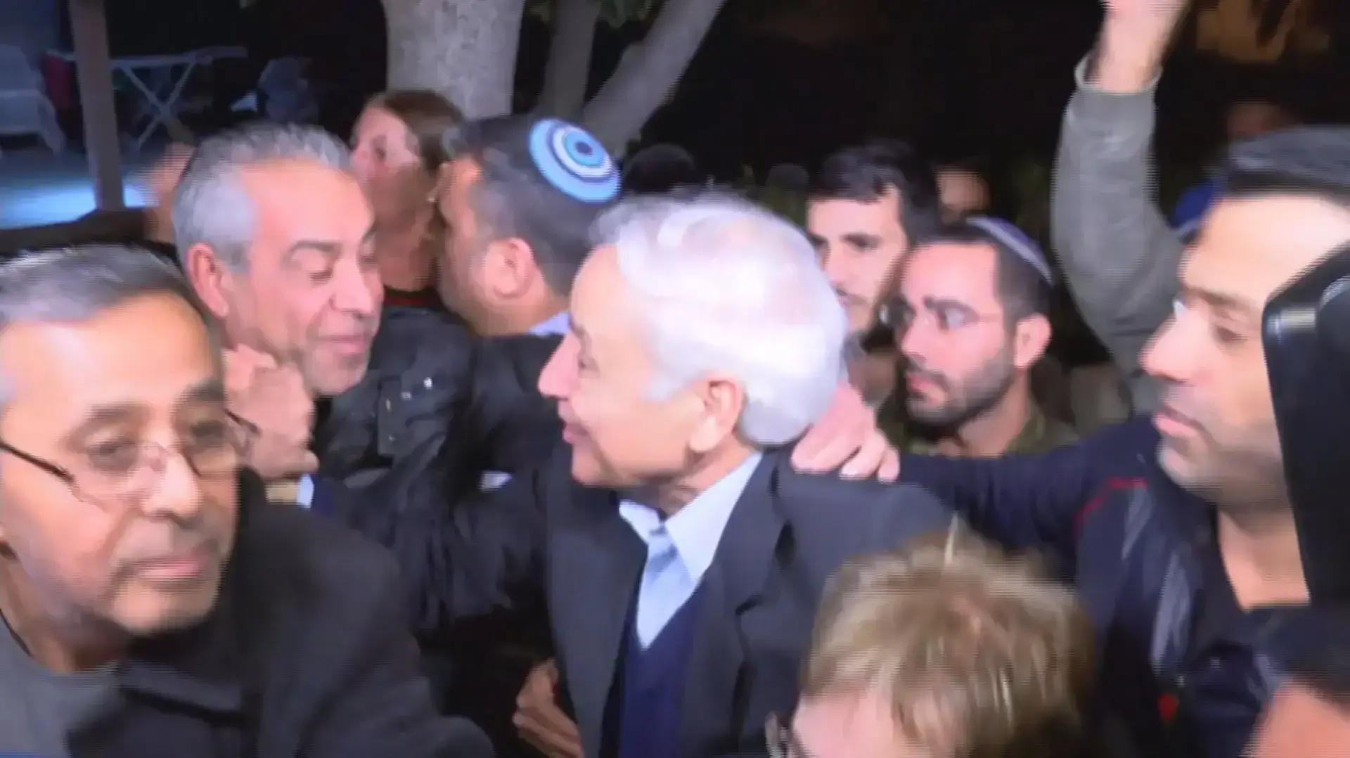 משה קצב מחוץ לביתו לאחר שחרורו מהכלא, קרית מלאכי, 21 בדצמבר 2016 משה קצב מחוץ לביתו לאחר שחרורו מהכלא, קרית מלאכי, 21 בדצמבר 2016