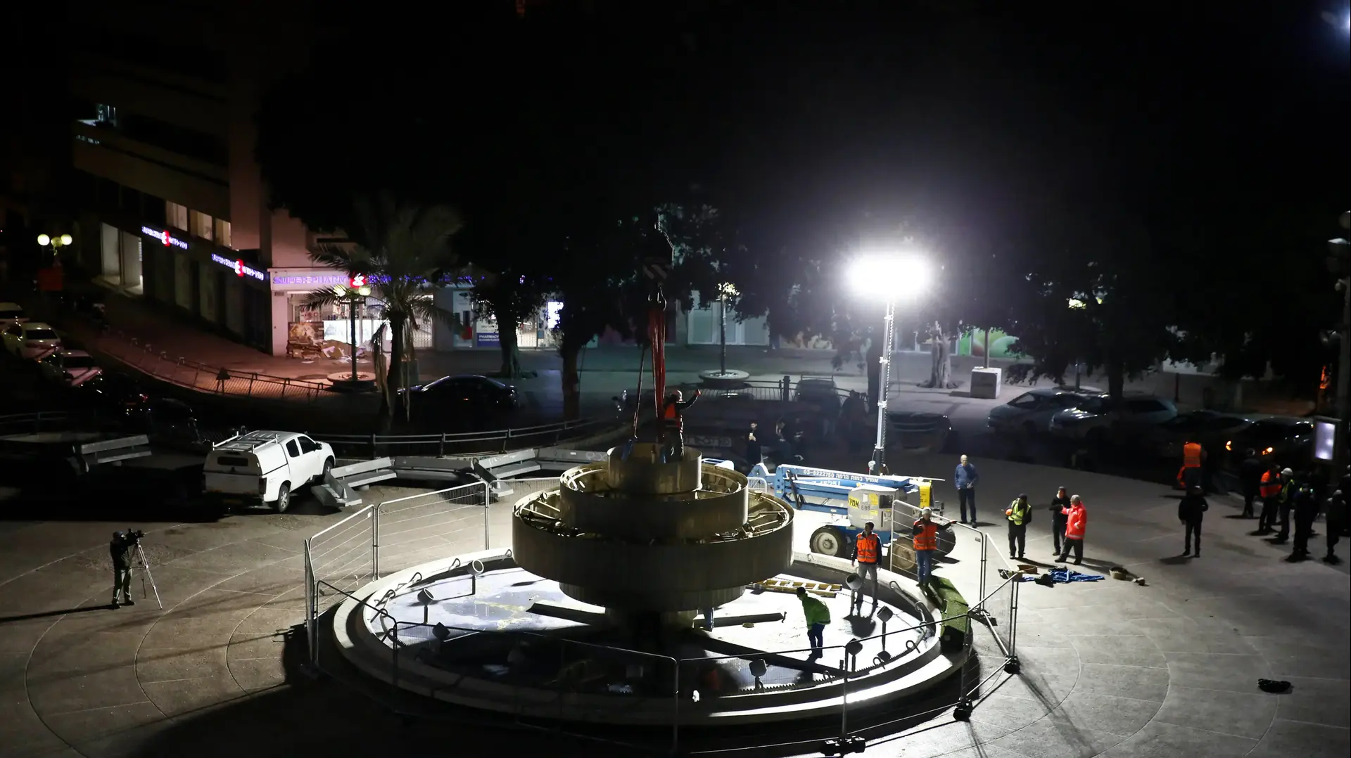 הריסת המזרקה בכיכר דיזנגוף בתל אביב, 22 בדצמבר 2016 הריסת המזרקה בכיכר דיזנגוף בתל אביב, 22 בדצמבר 2016