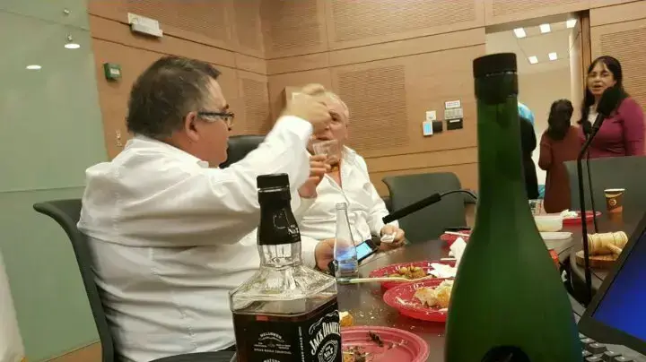 נושא: חברי הכנסת דוד ביטן ודודי אמסלם שותים וויסקי בדיון על תקציב המדינה, דצמבר 2016 נושא: חברי הכנסת דוד ביטן ודודי אמסלם שותים וויסקי בדיון על תקציב המדינה, דצמבר 2016