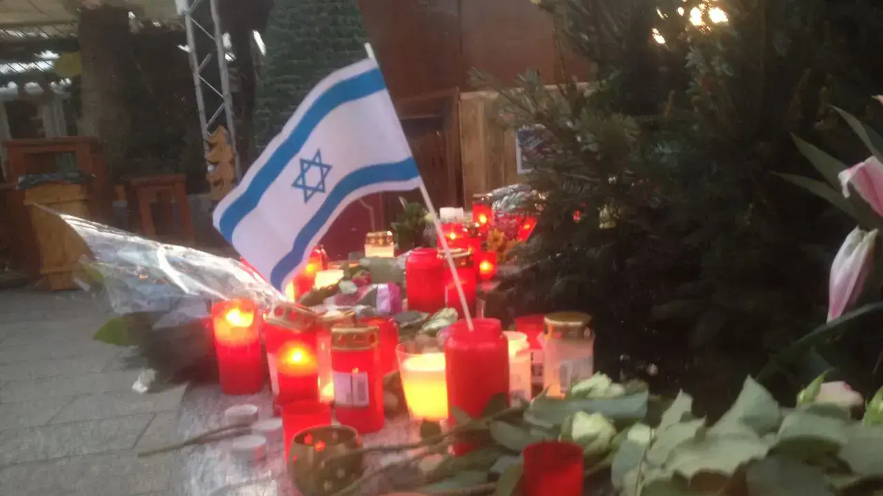 דגל ישראל בין נרות הזיכרון לזכר קורבנות פיגוע הדריסה בברלין, שוק חג המולד בברלין, 22 בדצמבר 2016 דגל ישראל בין נרות הזיכרון לזכר קורבנות פיגוע הדריסה בברלין, שוק חג המולד בברלין, 22 בדצמבר 2016