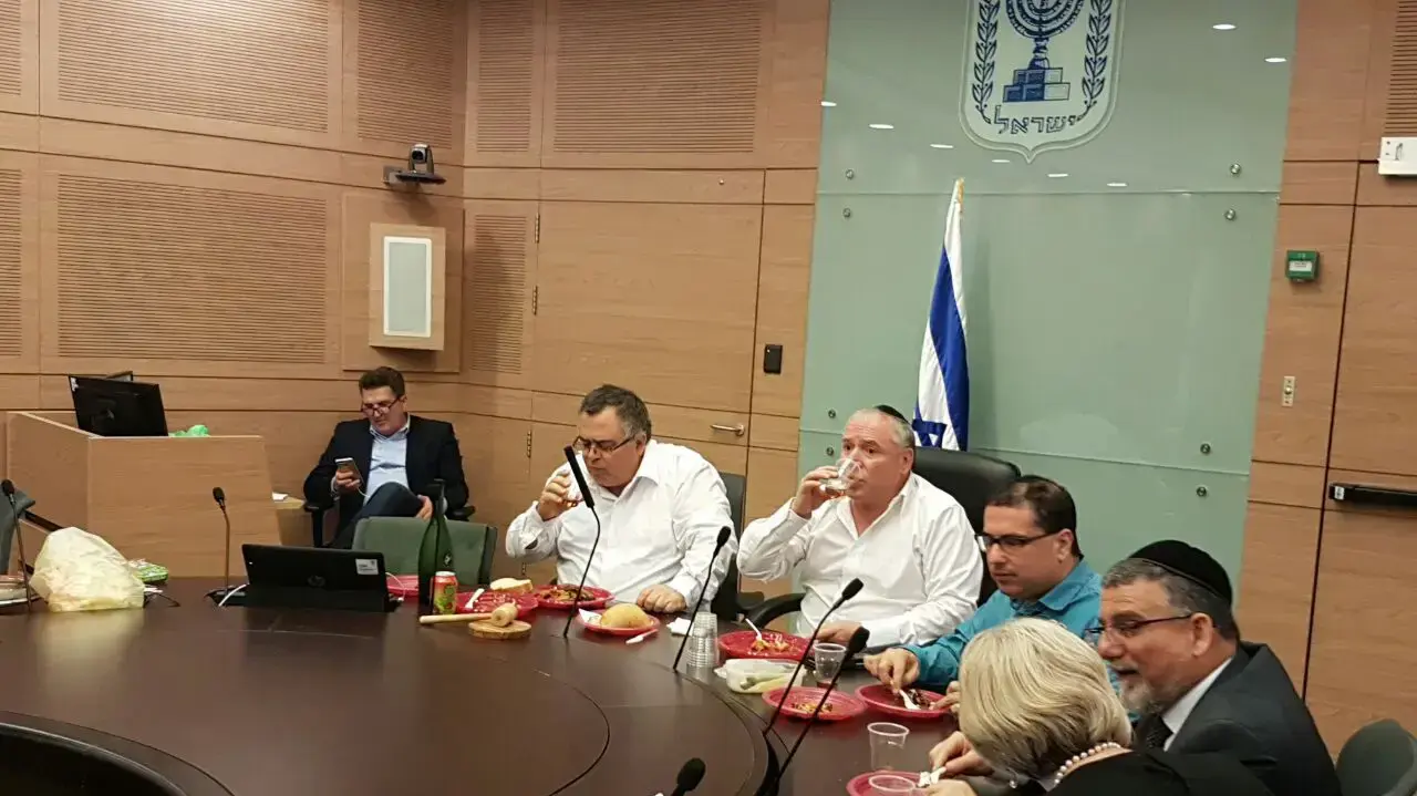 בקבוקי אלכוהול ודגים חריפים על השולחן לצד חברי הכנסת דוד אמסלם ודוד ביטן עת הדיון בתקציב המדינה, 22 בדצמבר 2016 בקבוקי אלכוהול ודגים חריפים על השולחן לצד חברי הכנסת דוד אמסלם ודוד ביטן עת הדיון בתקציב המדינה, 22 בדצמבר 2016