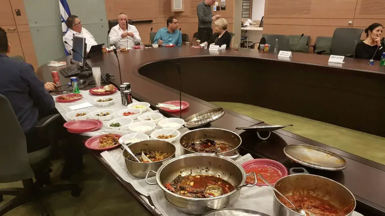 בקבוקי אלכוהול ודגים חריפים על השולחן לצד חברי הכנסת דוד אמסלם ודוד ביטן עת הדיון בתקציב המדינה, 22 בדצמבר 2016 בקבוקי אלכוהול ודגים חריפים על השולחן לצד חברי הכנסת דוד אמסלם ודוד ביטן עת הדיון בתקציב המדינה, 22 בדצמבר 2016