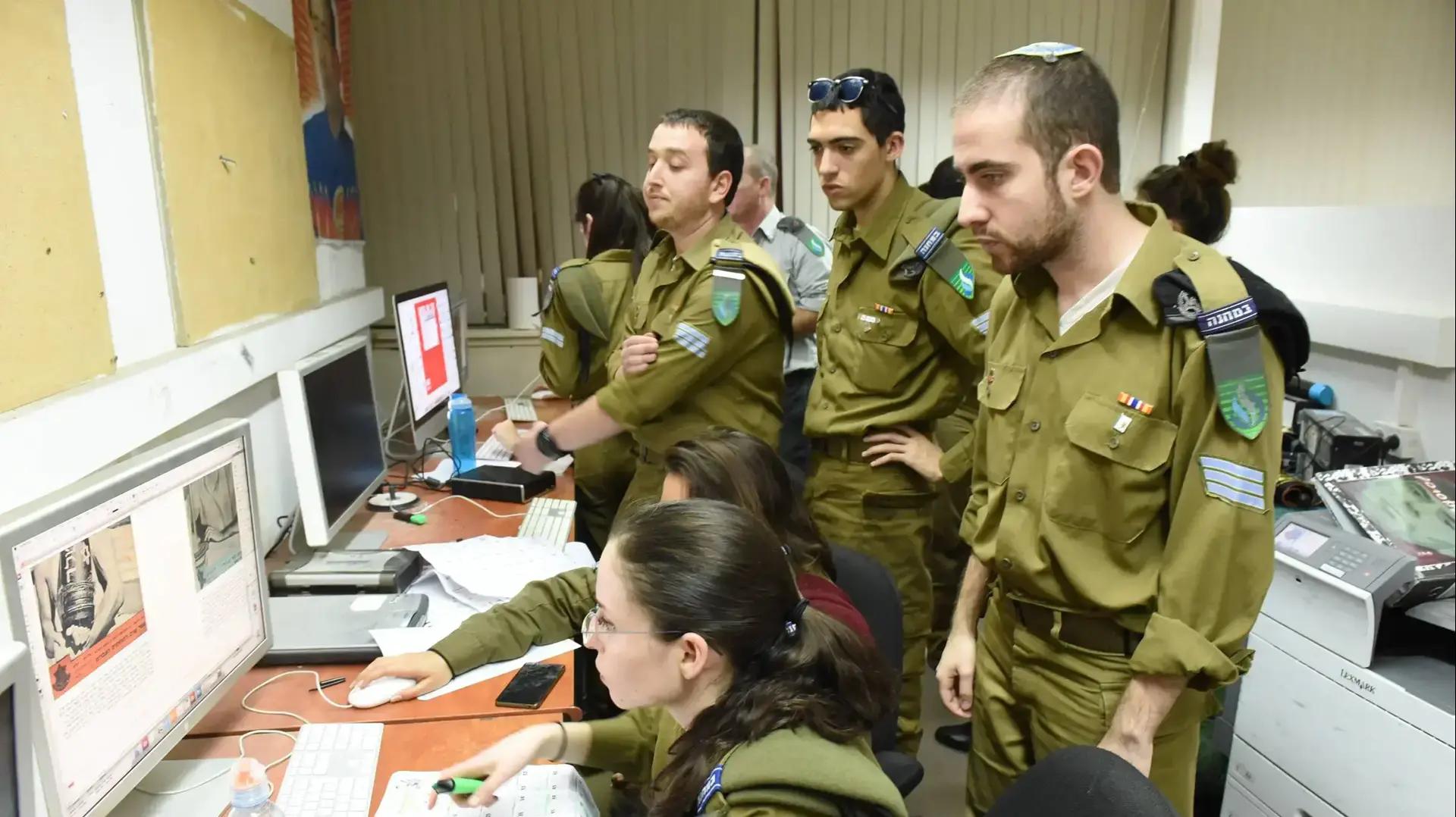 גיליון אחרון של עיתון "במחנה". דצמבר 2016 גיליון אחרון של עיתון "במחנה". דצמבר 2016