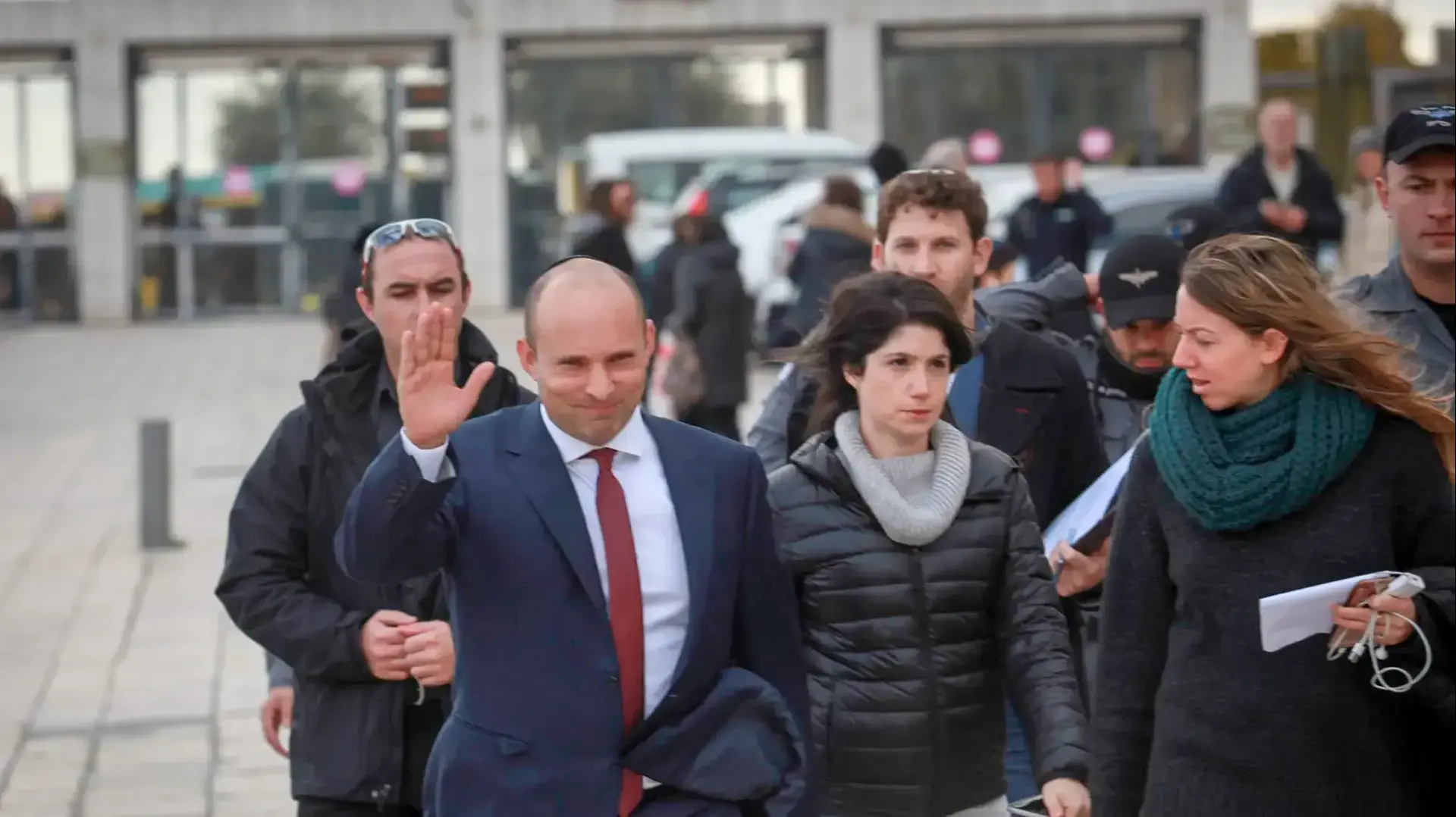 שר החינוך נפתלי בנט נותן הצהרה בכותל לאחר החלטה 2334 של האו"ם בשישי האחרון, 25 בדצמבר 2016 שר החינוך נפתלי בנט נותן הצהרה בכותל לאחר החלטה 2334 של האו"ם בשישי האחרון, 25 בדצמבר 2016