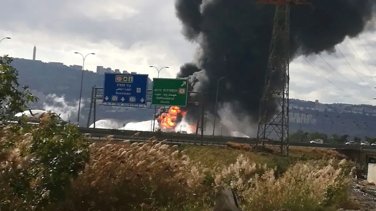 שריפה שהתחדשה בבית זיקוק במפרץ חיפה, 25 בדצבמר 2016 שריפה שהתחדשה בבית זיקוק במפרץ חיפה, 25 בדצבמר 2016