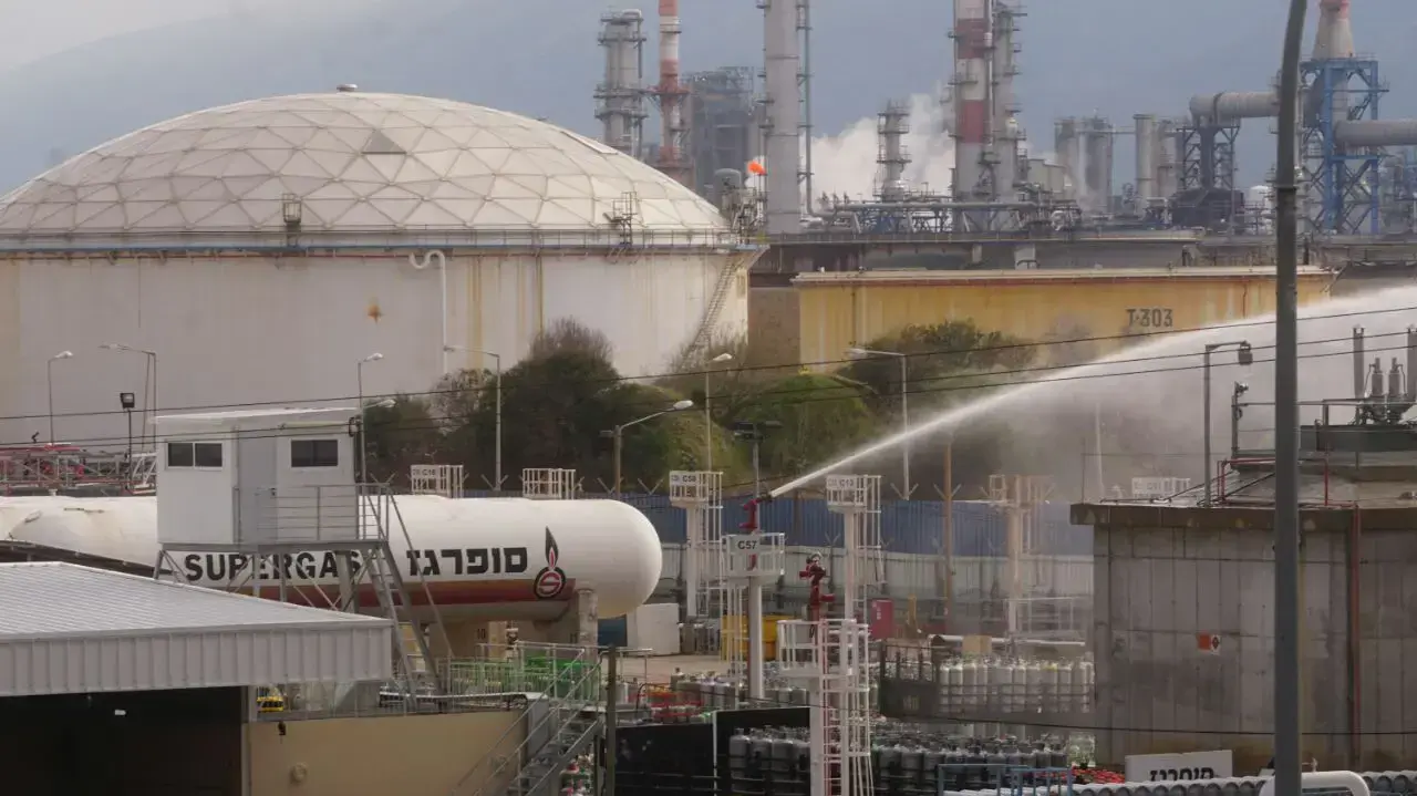 שריפה שהתחדשה בבית זיקוק במפרץ חיפה, 25 בדצבמר 2016 שריפה שהתחדשה בבית זיקוק במפרץ חיפה, 25 בדצבמר 2016