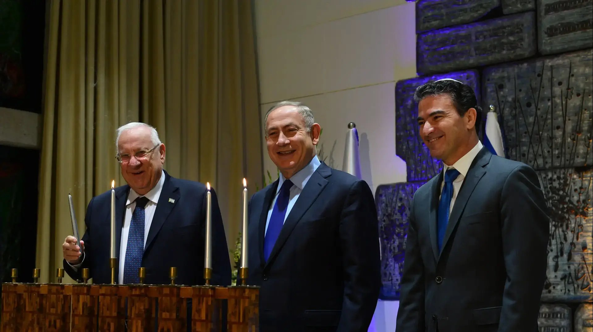 ראש המוסד יוסי כהן, ראש הממשלה בנימין נתניהו ונשיא המדינה ראובן ריבלין מדליקים נר שני של חנוכה. 25 בדצמבר 2016 ראש המוסד יוסי כהן, ראש הממשלה בנימין נתניהו ונשיא המדינה ראובן ריבלין מדליקים נר שני של חנוכה. 25 בדצמבר 2016