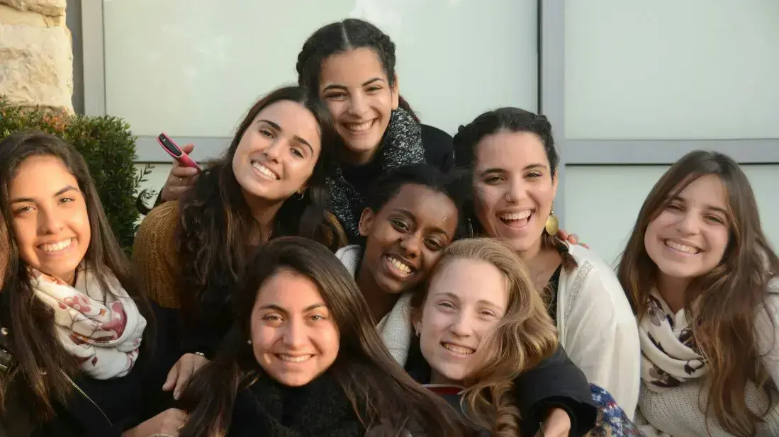 דניאלה סטרומברג, תמר הס, איילת חפר, דפנה אגמון, שובה זאודה, מיכל מוסק, אריאל לזימי, אורפז ניסתאני - חיילות דתיות שחתמו על עצומה נגד מנכ"ל בני עקיבא. דצמבר 2016 דניאלה סטרומברג, תמר הס, איילת חפר, דפנה אגמון, שובה זאודה, מיכל מוסק, אריאל לזימי, אורפז ניסתאני - חיילות דתיות שחתמו על עצומה נגד מנכ"ל בני עקיבא. דצמבר 2016