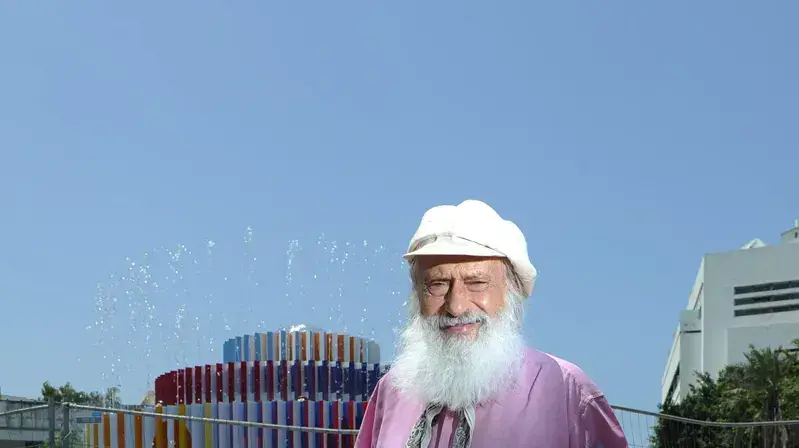 יעקב אגם על רקע המזרקה אותה יצר בכיכר דיזנגוף לפני פירוקה במסגרת שיפוץ הכיכר. תל אביב, יולי 2012 יעקב אגם על רקע המזרקה אותה יצר בכיכר דיזנגוף לפני פירוקה במסגרת שיפוץ הכיכר. תל אביב, יולי 2012