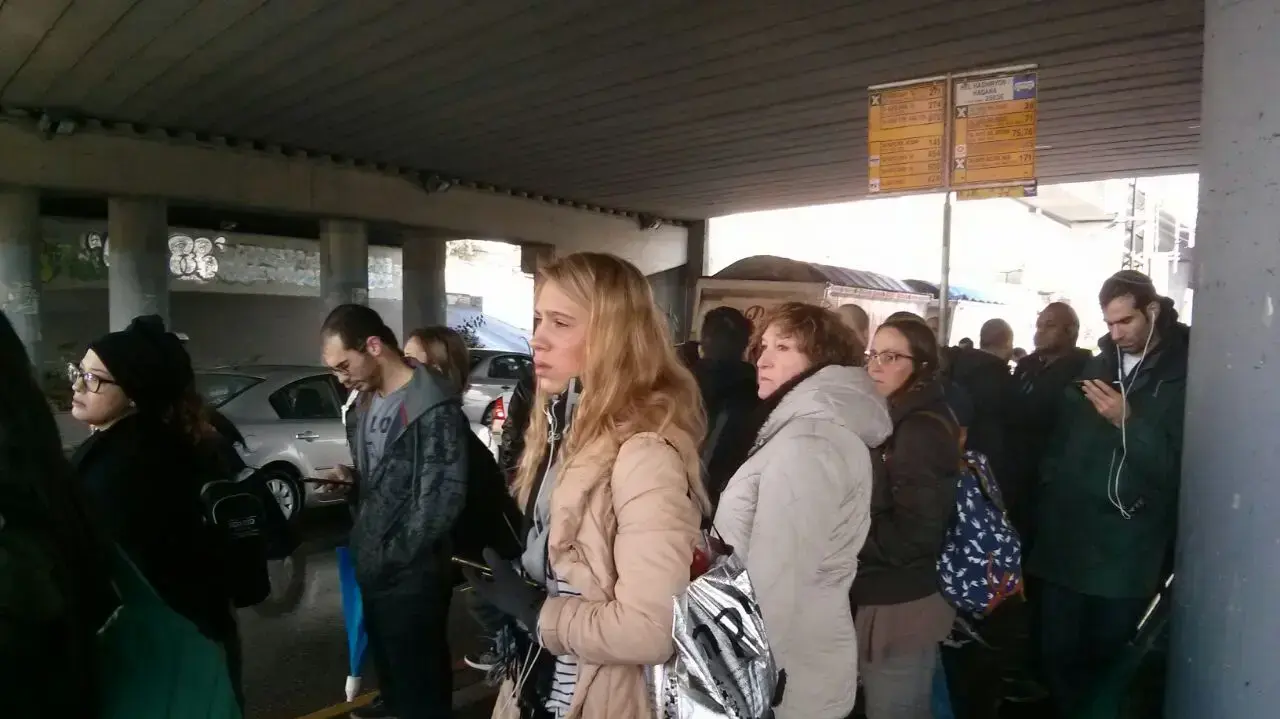 תחנת אוטובוס הסמוכה לתחנת רכבת ההגנה, תל אביב. 26 בדצמבר 2016 תחנת אוטובוס הסמוכה לתחנת רכבת ההגנה, תל אביב. 26 בדצמבר 2016