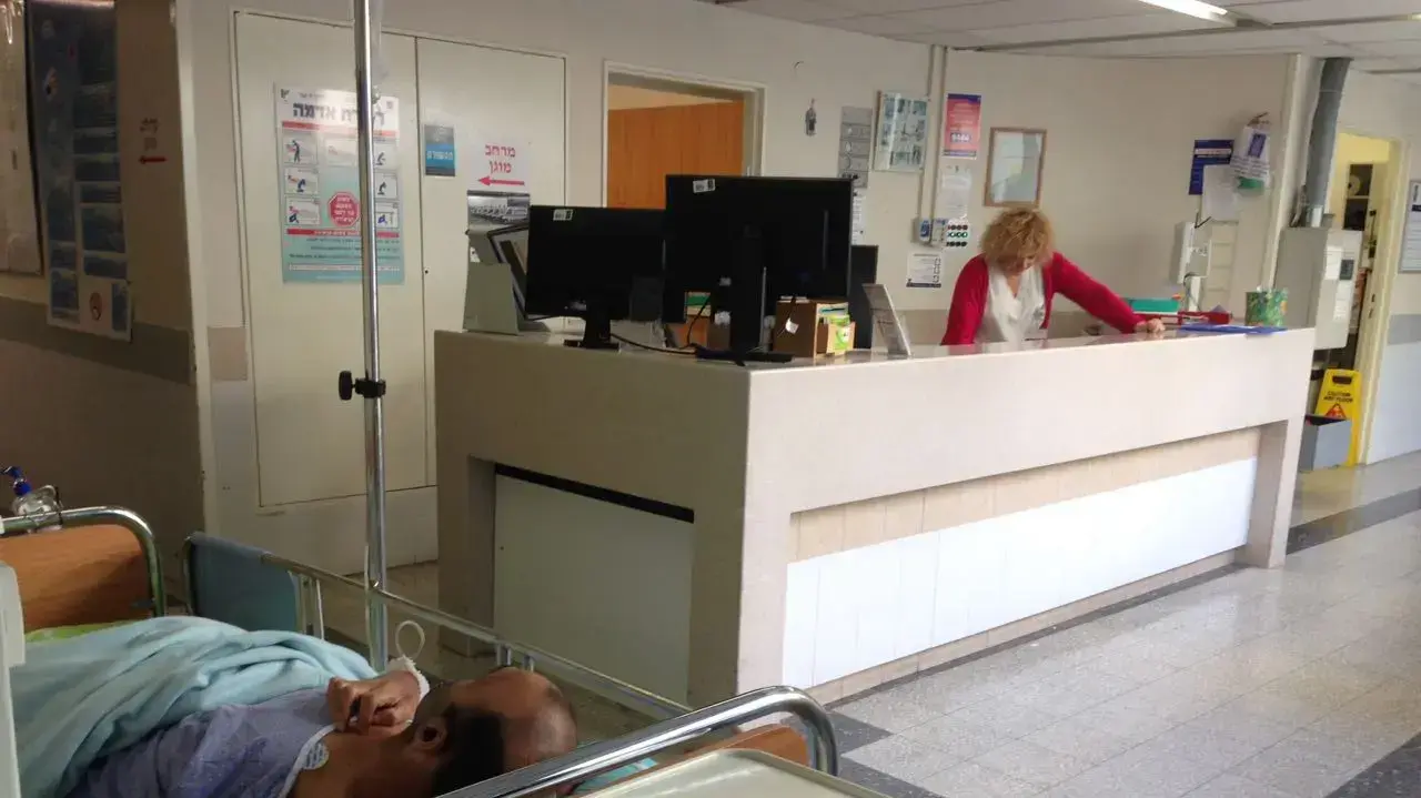 מיטות חולים במסדרון המחלקה הפנימית בבית חולים אסף הרופא. 26 בדצמבר 2016 מיטות חולים במסדרון המחלקה הפנימית בבית חולים אסף הרופא. 26 בדצמבר 2016