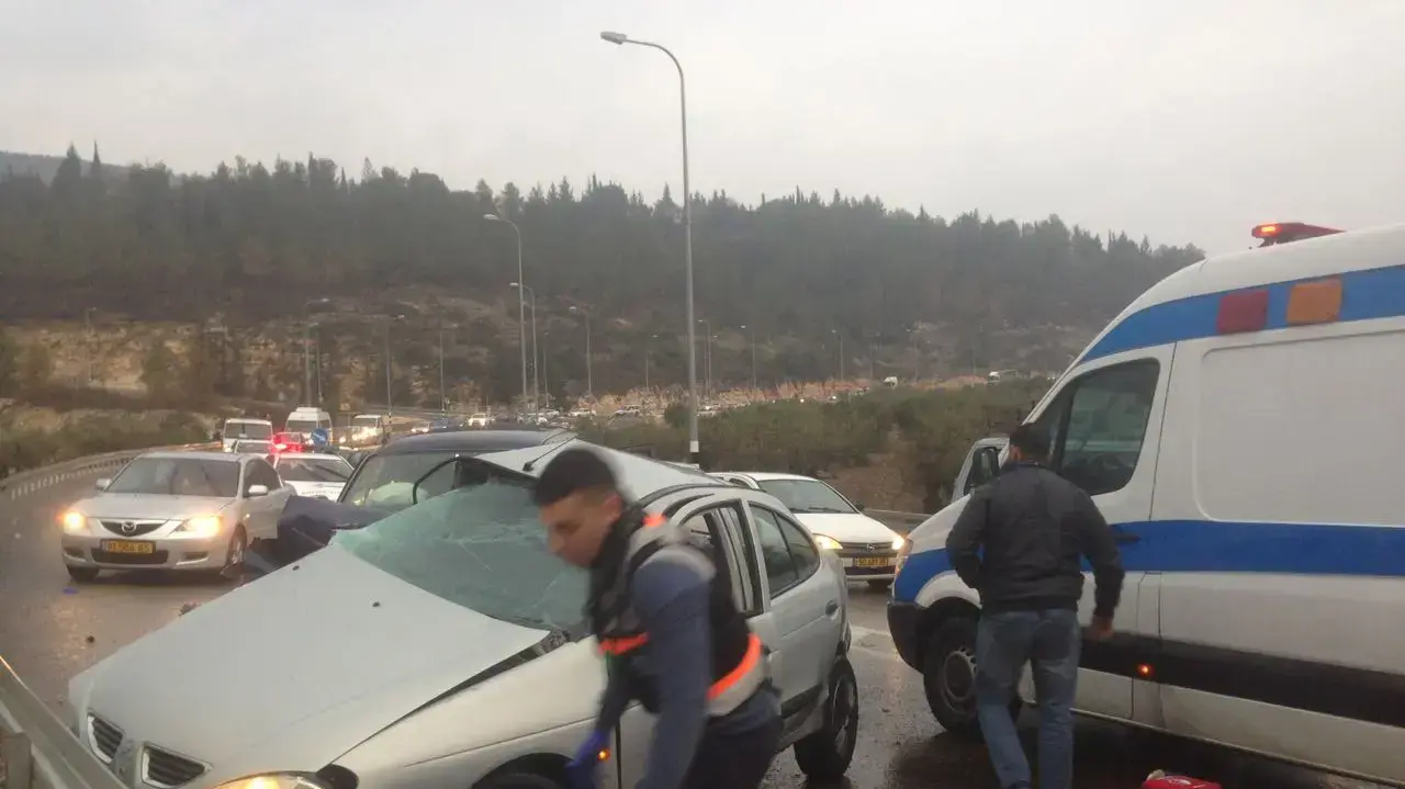 תאונת דרכים בין שורשים ליובלים בין רכב פרטי למשאית, 26 בדצמבר 2016 תאונת דרכים בין שורשים ליובלים בין רכב פרטי למשאית, 26 בדצמבר 2016