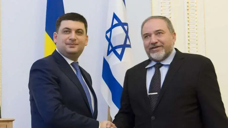אביגדור ליברמן וראש ממשלת אוקראינה ולודימיר גרויסמן בפגישה בקייב, 11 בפברואר 2015