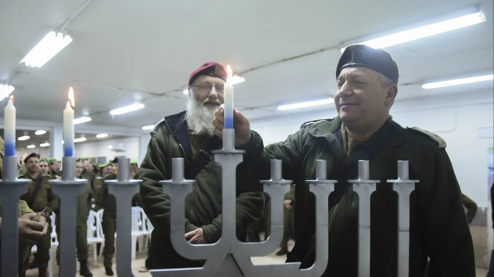 הרמטכ"ל גדי איזנקוט הדליק בערבה נרות חנוכה בבסיס בערבה, 26 בדצמבר 2016 הרמטכ"ל גדי איזנקוט הדליק בערבה נרות חנוכה בבסיס בערבה, 26 בדצמבר 2016