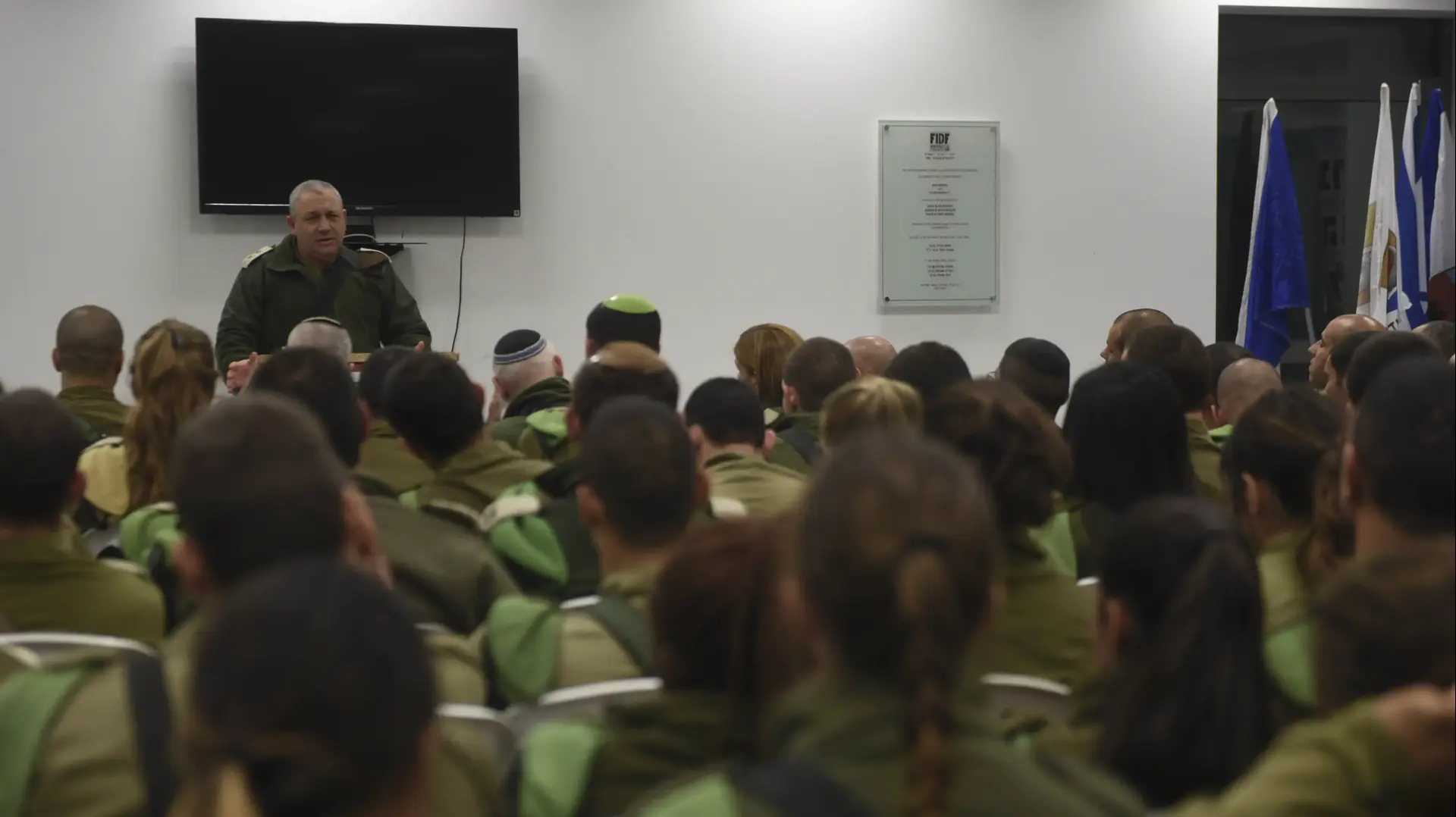 הרמטכ"ל גדי איזנקוט הדליק בערבה נרות חנוכה בבסיס בערבה, 26 בדצמבר 2016 הרמטכ"ל גדי איזנקוט הדליק בערבה נרות חנוכה בבסיס בערבה, 26 בדצמבר 2016