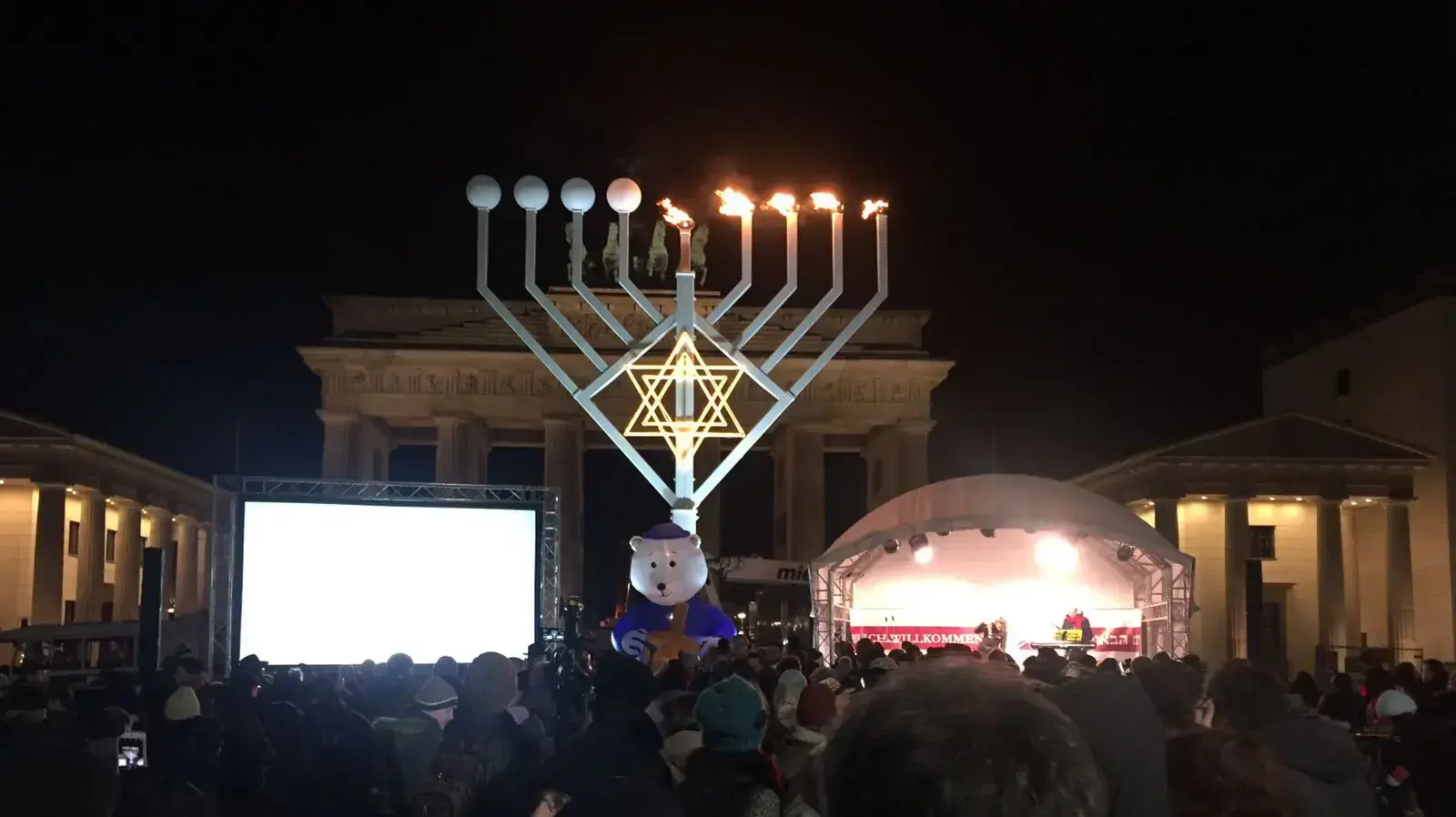 בנה של דליה אליקים שנהרגה בפיגוע בברלין הדליק הערב את החנוכייה בשער ברנדנבורג בעיר הבירה של גרמניה, 27 בדצמבר 2016 בנה של דליה אליקים שנהרגה בפיגוע בברלין הדליק הערב את החנוכייה בשער ברנדנבורג בעיר הבירה של גרמניה, 27 בדצמבר 2016