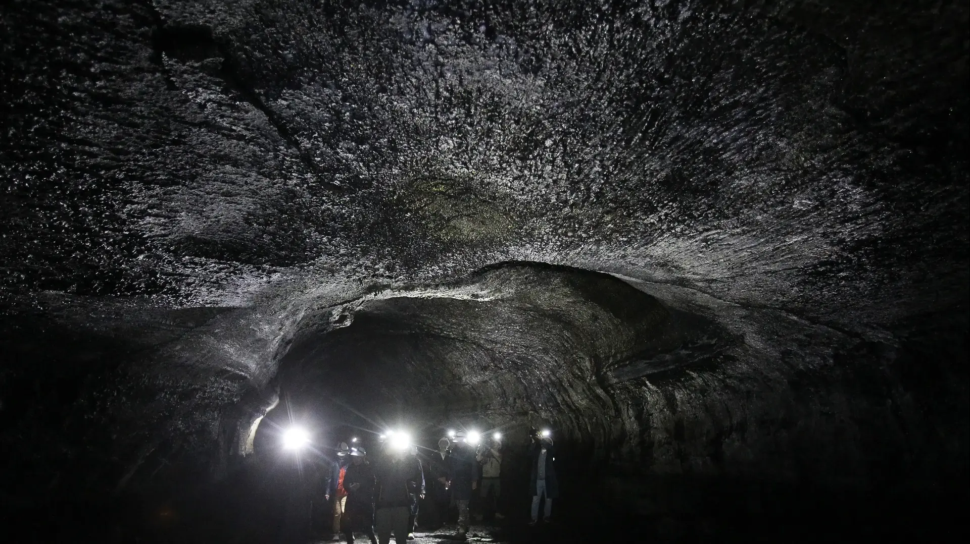 מערת לאבה מאנג'נגל באי ג'ג'ו בדרום קוריאה, נובמבר 2015 מערת לאבה מאנג'נגל באי ג'ג'ו בדרום קוריאה, נובמבר 2015