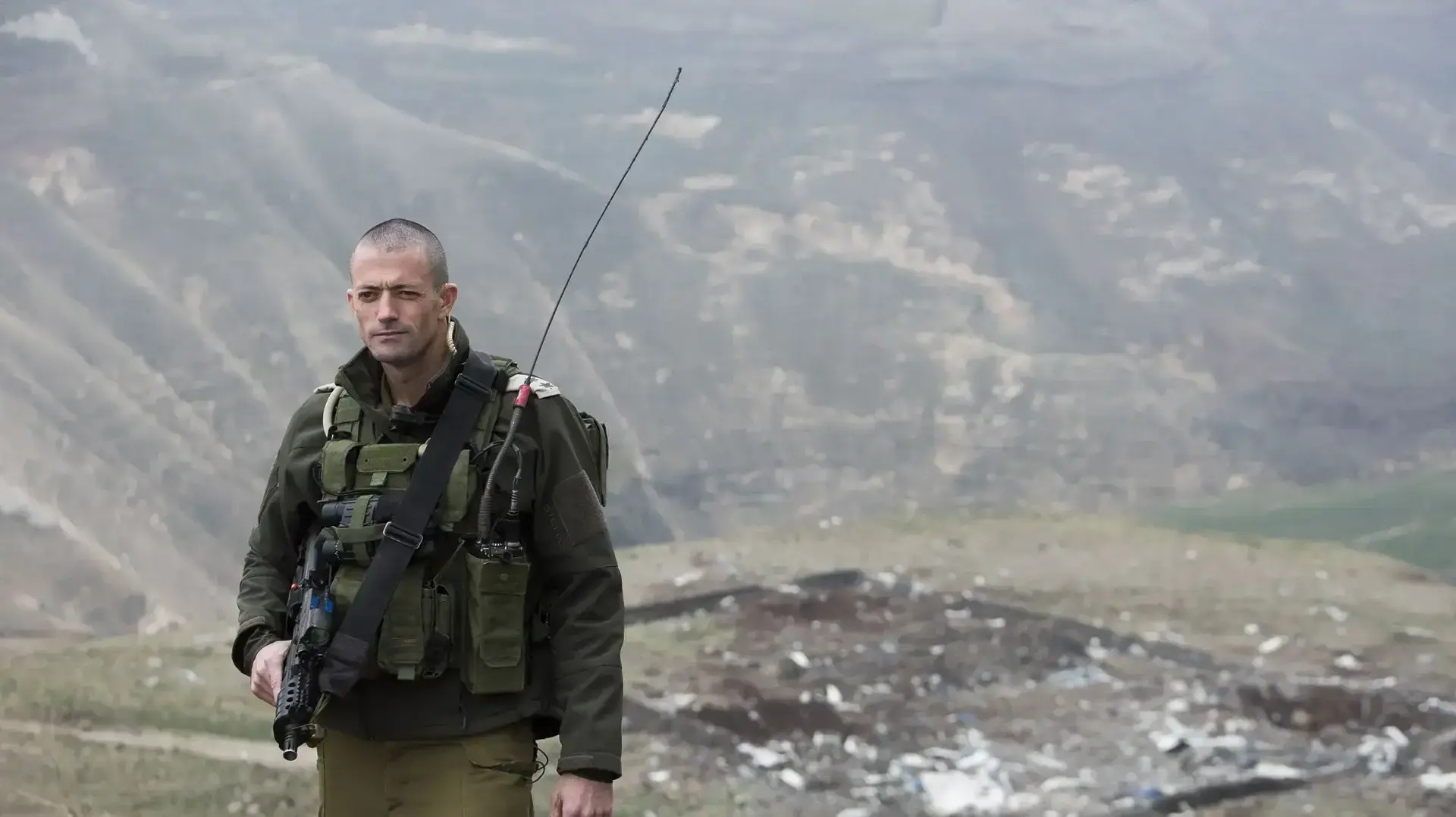 כפיר חבר מג"ד גדסר גולני על רקע שרידים של מוצב האום שפעילי דעאש השתלטו עליו, בדרום רמת הגולן על גבול סוריה, דצמבר 2016 כפיר חבר מג"ד גדסר גולני על רקע שרידים של מוצב האום שפעילי דעאש השתלטו עליו, בדרום רמת הגולן על גבול סוריה, דצמבר 2016