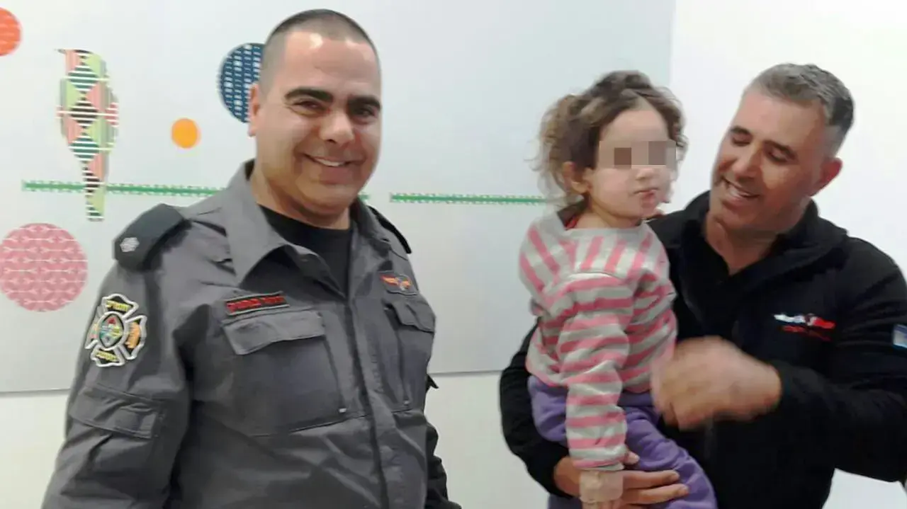 בסמה מוסא בת ה-3 שנמשתה מנהר הירדן עם אנשי כוחות ההצלה שהצילו אותה במרכז הרפואי זיו בצפת, 28 בדצמבר 2016