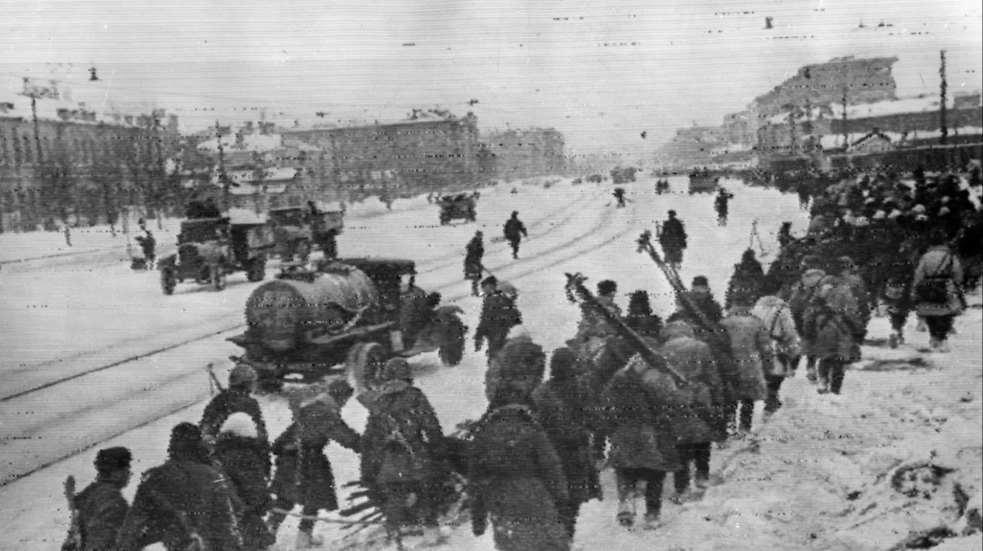 חיילים רוסים צועדים בעיר לנינגרד בשנת 1944 חיילים רוסים צועדים בעיר לנינגרד בשנת 1944