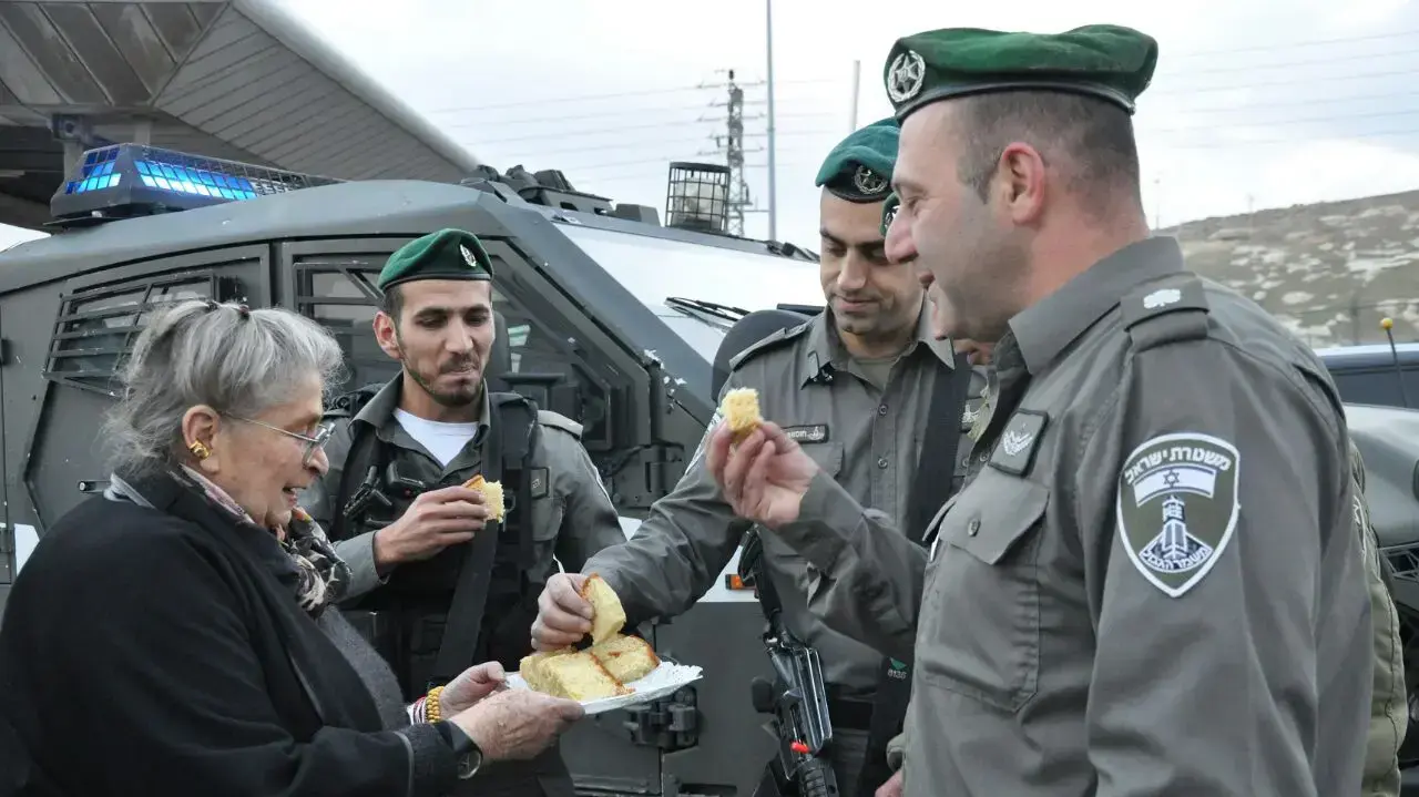 רעיית הנשיא נחמה ריבלין מדליקה נרות עם לוחמי משמר הגבול במחסום א-זעים, 28 בדצמבר 2016 רעיית הנשיא נחמה ריבלין מדליקה נרות עם לוחמי משמר הגבול במחסום א-זעים, 28 בדצמבר 2016