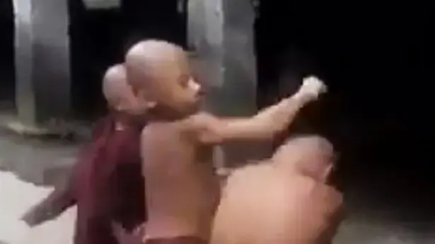 נזירים ילדים מתקוטטים נזירים ילדים מתקוטטים