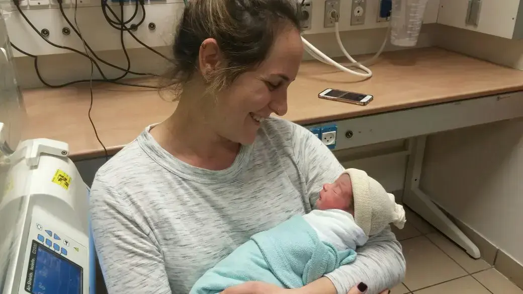 מיכל ורום עם בנה הבכור, התינוק הראשון שנולד בשנת 2017 במרכז הרפואי אסף הרופא. 1 בינואר 2017 מיכל ורום עם בנה הבכור, התינוק הראשון שנולד בשנת 2017 במרכז הרפואי אסף הרופא. 1 בינואר 2017