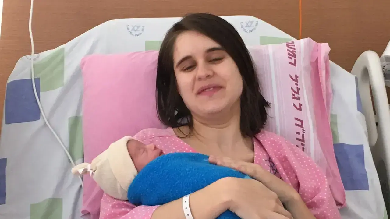אוריאן פרץ ובתה הבכורה, התינוקת הראשונה לשנת 2017 במרכז הרפואי לגליל, 1 בינואר 2017 אוריאן פרץ ובתה הבכורה, התינוקת הראשונה לשנת 2017 במרכז הרפואי לגליל, 1 בינואר 2017