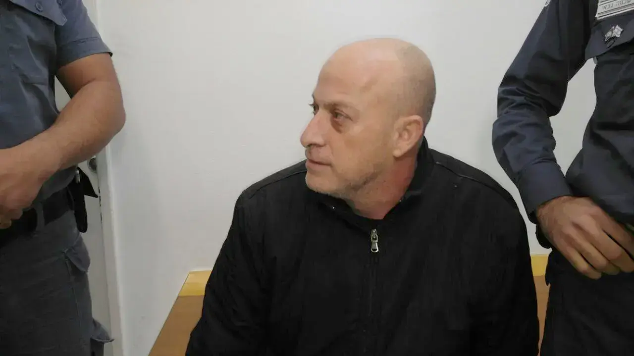 כתב אישום נגד אסעד דקה, אחיו של המחבל ואליד דקה, אשר מסר לח"כ באסל גטאס טלפונים סלולריים שהוחדרו לכלא ביטחוני. בימ"ש המחוזי באר שבע. 1 בינואר 2017 כתב אישום נגד אסעד דקה, אחיו של המחבל ואליד דקה, אשר מסר לח"כ באסל גטאס טלפונים סלולריים שהוחדרו לכלא ביטחוני. בימ"ש המחוזי באר שבע. 1 בינואר 2017