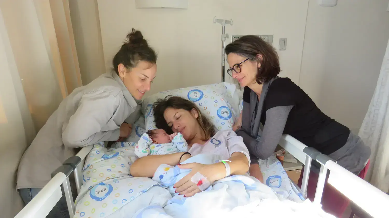 נעמה עם בנה הבכור, התינוק הראשון שנולד בשנת 2017 במרכז הרפואי הלל יפה בחדרה. 1 בינואר 2017 נעמה עם בנה הבכור, התינוק הראשון שנולד בשנת 2017 במרכז הרפואי הלל יפה בחדרה. 1 בינואר 2017