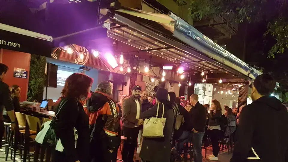 שנה אחריי הפיגוע בפאב הסימטא ברחוב דיזינגוף בתל אביב, חזרו משפחות הנרצחים לבר, 1 ינואר 2016 שנה אחריי הפיגוע בפאב הסימטא ברחוב דיזינגוף בתל אביב, חזרו משפחות הנרצחים לבר, 1 ינואר 2016