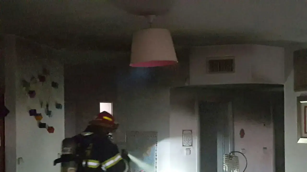 צווותי כיבוי בדירה שרופה בה נמצאו אם ובנותיה ונחשד כי האם רצחה את בנותיה והתאבדה צווותי כיבוי בדירה שרופה בה נמצאו אם ובנותיה ונחשד כי האם רצחה את בנותיה והתאבדה