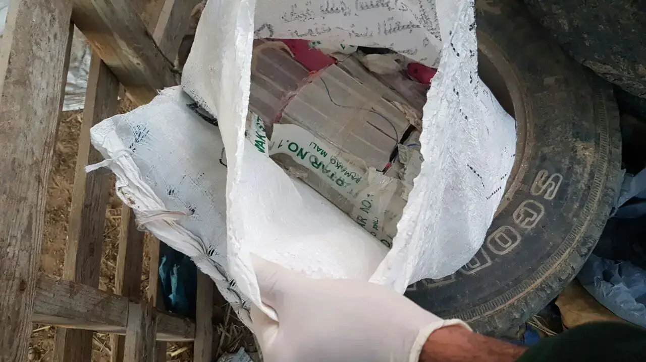 הכלבה המשטרתית לולה יחד עם בלשים ולוחמי מג"ב איתרו אתמול במתחם מגורים באזור רמות חובב סמים בשווי מוערך של מעל למליון שקלים, 2 בינואר 2017 הכלבה המשטרתית לולה יחד עם בלשים ולוחמי מג"ב איתרו אתמול במתחם מגורים באזור רמות חובב סמים בשווי מוערך של מעל למליון שקלים, 2 בינואר 2017