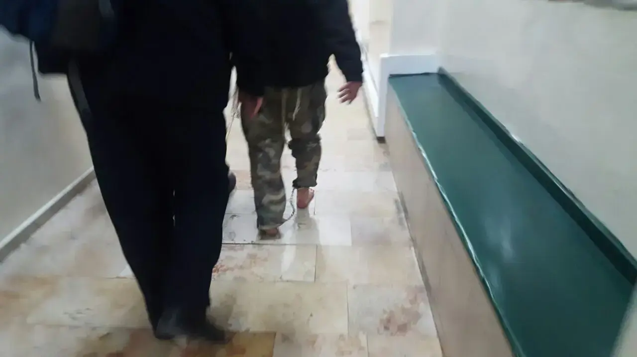 נער שהתפלל בהר הבית יחף, נעצר והובא יחף להארכת מעצרו בבית משפט. 2 בינואר 2016 נער שהתפלל בהר הבית יחף, נעצר והובא יחף להארכת מעצרו בבית משפט. 2 בינואר 2016