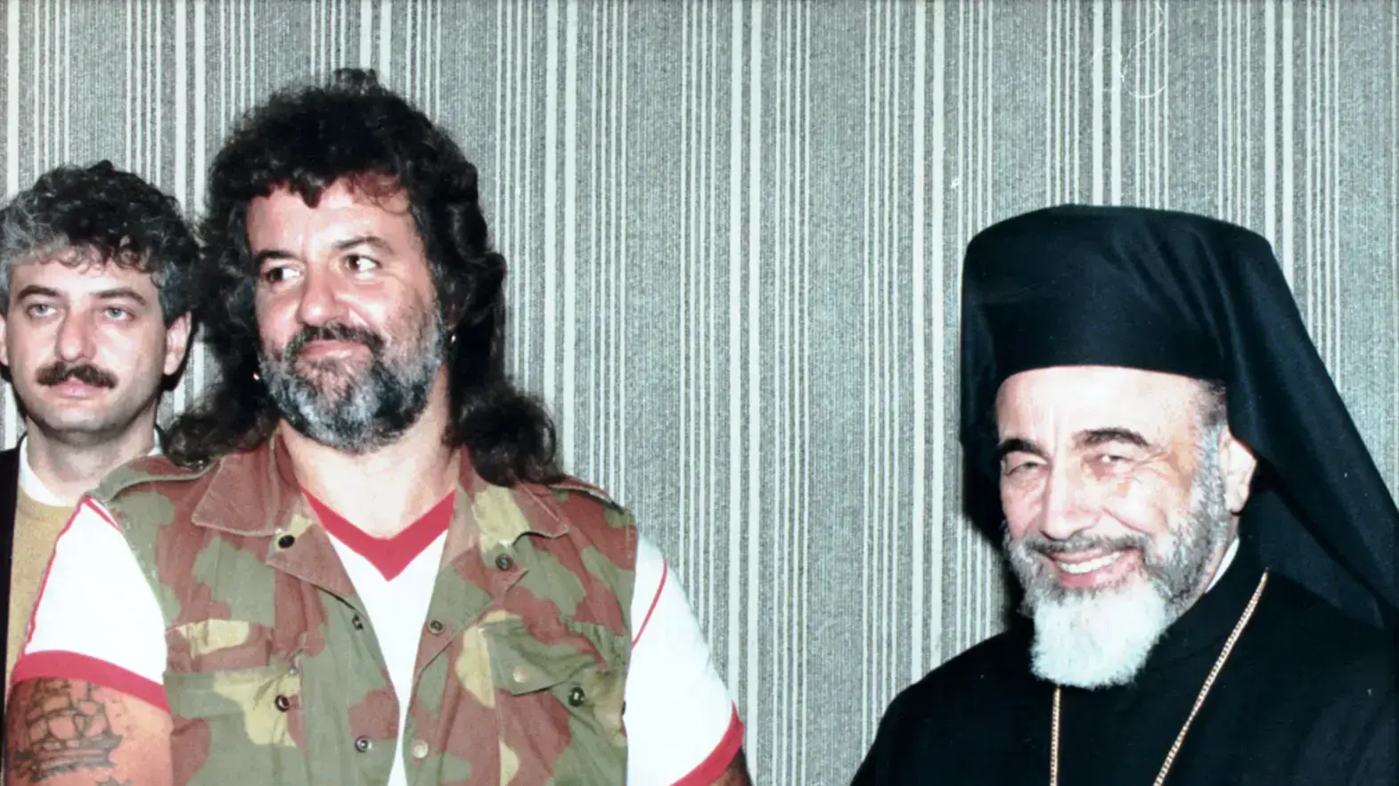 הכומר הסורי הילריון קפוצ'י עם שבוי איטלקי ששוחרר בעיראק, 1990