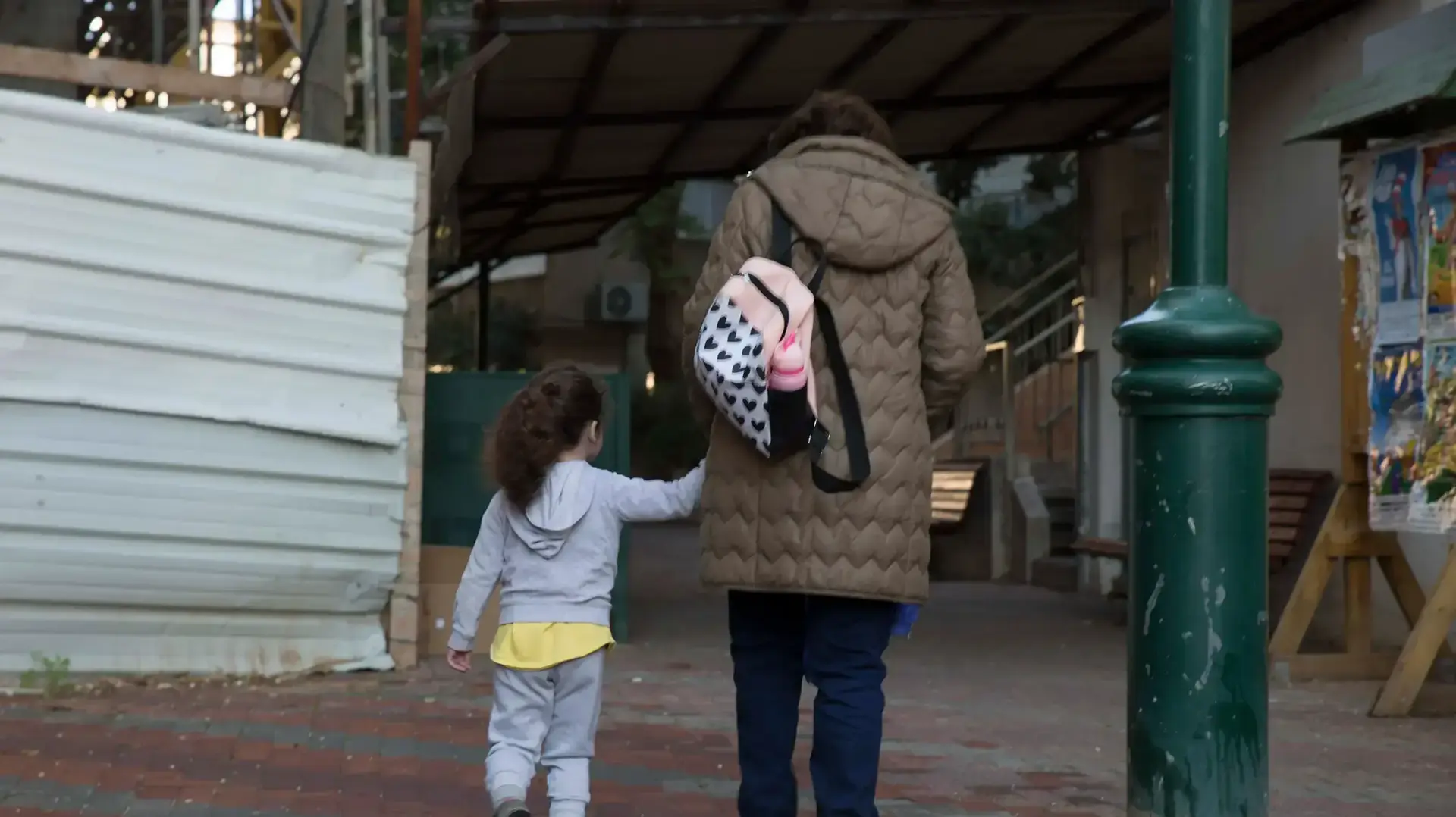 הורים מביאים את ילדיהם לגנים ובתי הספר לאחר ביטול השביתה של הסתדרות המורים הבוקר, 3 בינואר 2017 הורים מביאים את ילדיהם לגנים ובתי הספר לאחר ביטול השביתה של הסתדרות המורים הבוקר, 3 בינואר 2017