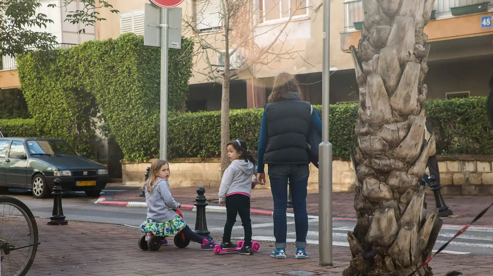 הורים מביאים את ילדיהם לגנים ובתי הספר לאחר ביטול השביתה של הסתדרות המורים הבוקר, 3 בינואר 2017 הורים מביאים את ילדיהם לגנים ובתי הספר לאחר ביטול השביתה של הסתדרות המורים הבוקר, 3 בינואר 2017
