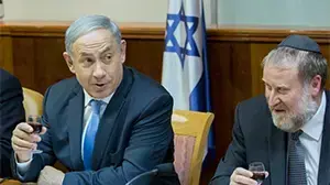 ראש הממשלה בנימין נתניהו, שר התחבורה ישראל כץ ומזכיר הממשלה אביחי מנדלבליט ראש הממשלה בנימין נתניהו, שר התחבורה ישראל כץ ומזכיר הממשלה אביחי מנדלבליט