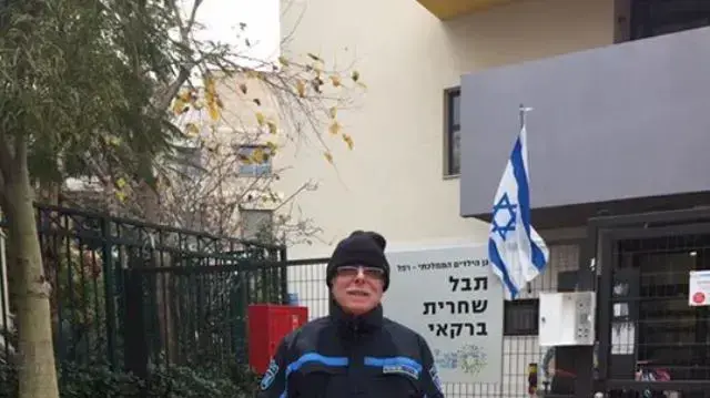השומר אליהו בבית ספר בתל אביב ללא מכסה