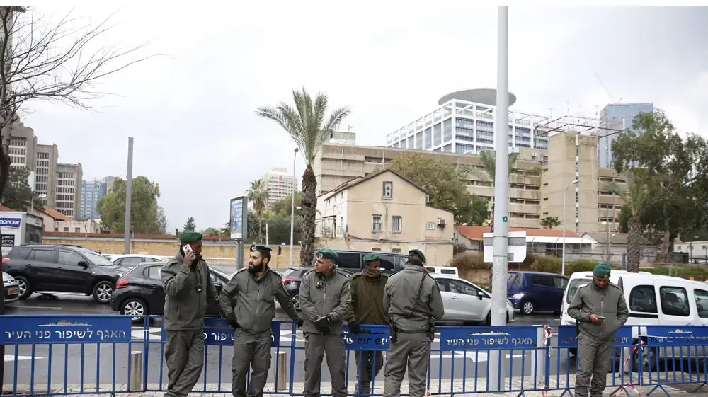 הפגנה למען החייל אלאור אזריה בעת הכרעת דינו, קריה, תל אביב. ינואר 2017 הפגנה למען החייל אלאור אזריה בעת הכרעת דינו, קריה, תל אביב. ינואר 2017