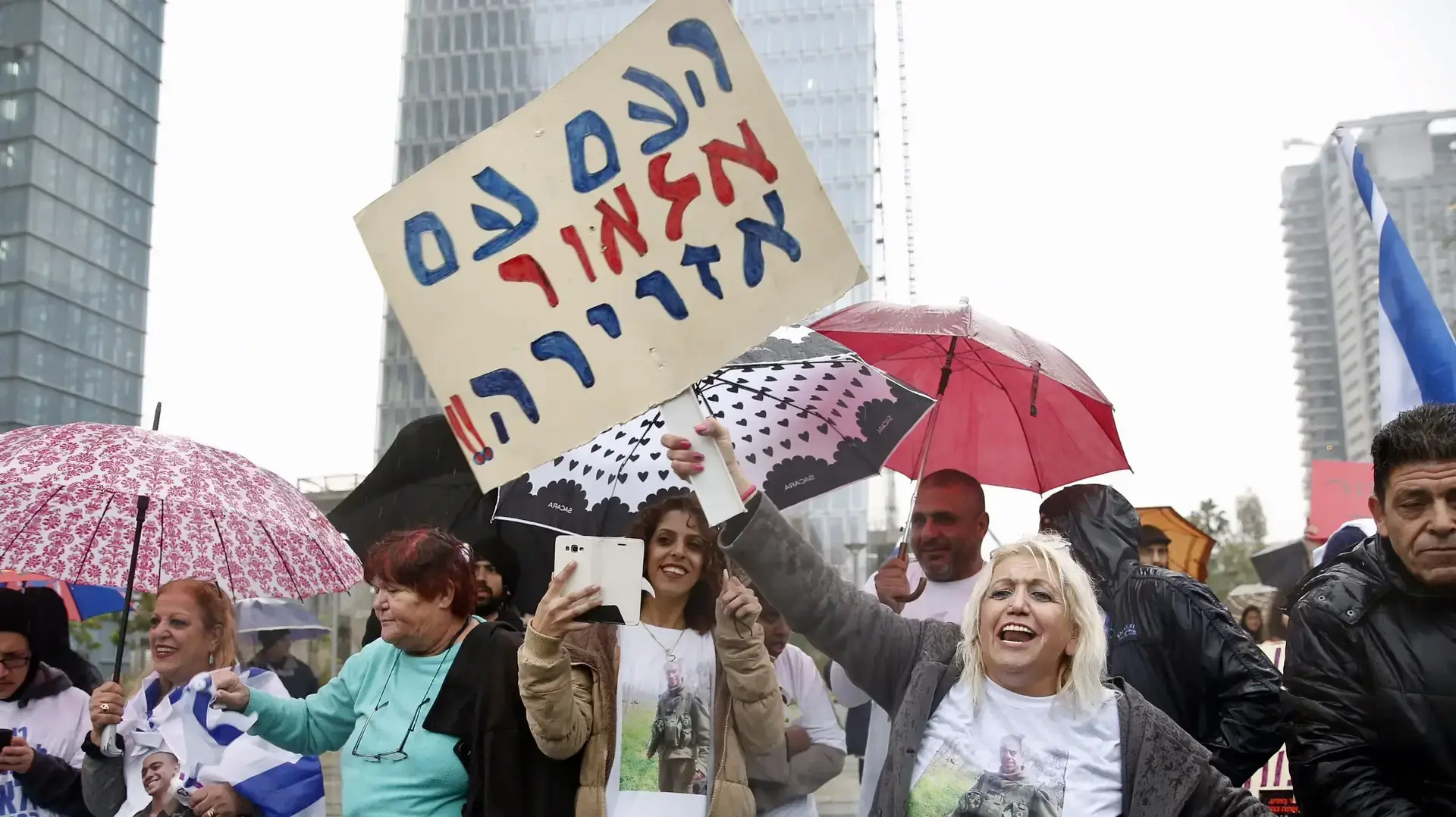 הפגנה למען החייל אלאור אזריה בעת הכרעת דינו, קריה, תל אביב. ינואר 2017 הפגנה למען החייל אלאור אזריה בעת הכרעת דינו, קריה, תל אביב. ינואר 2017