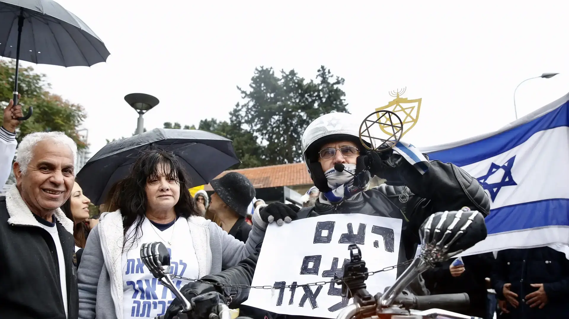הפגנה למען החייל אלאור אזריה בעת הכרעת דינו, קריה, תל אביב. ינואר 2017 הפגנה למען החייל אלאור אזריה בעת הכרעת דינו, קריה, תל אביב. ינואר 2017