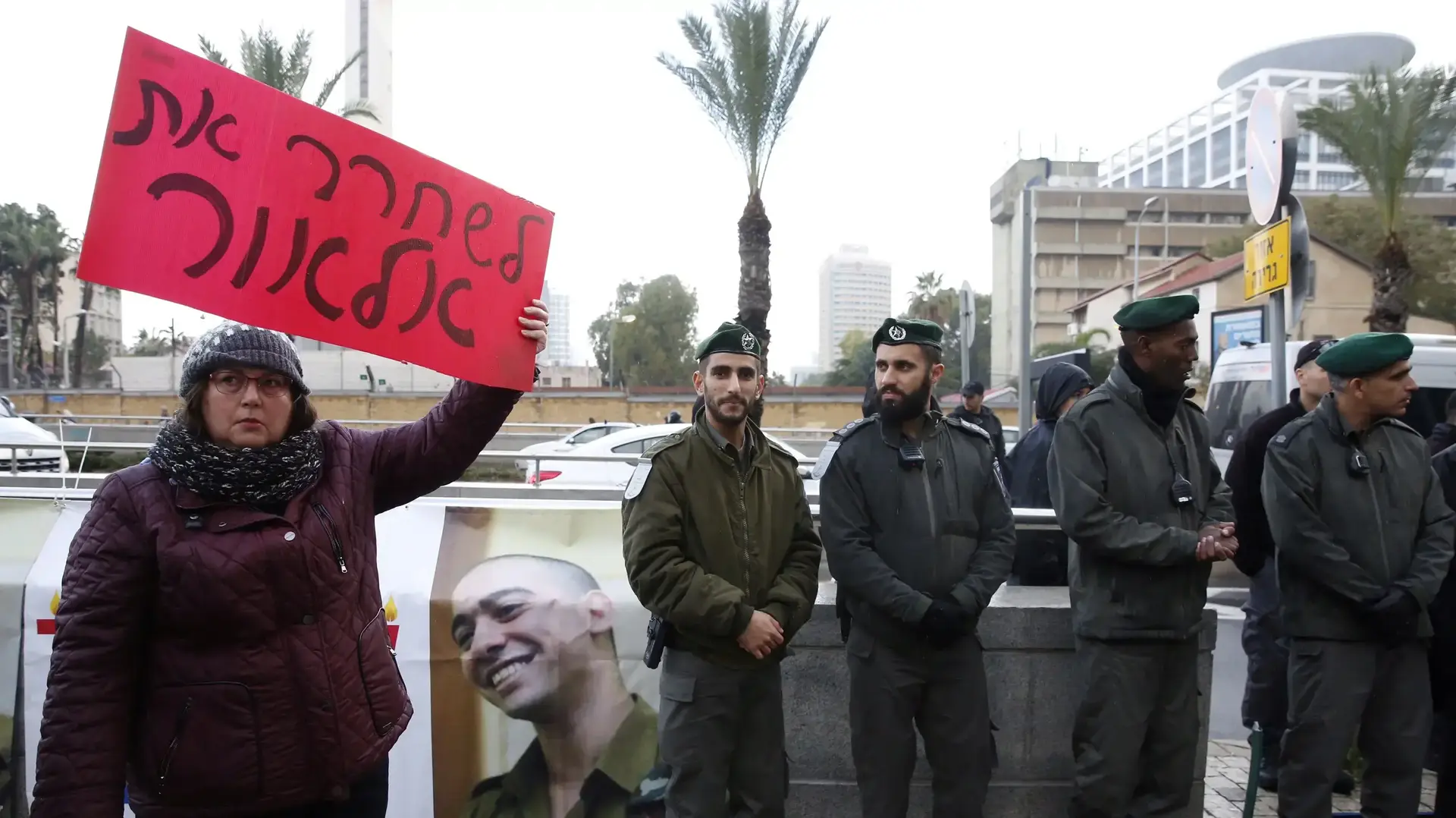 הפגנה למען החייל אלאור אזריה בעת הכרעת דינו, קריה, תל אביב. ינואר 2017 הפגנה למען החייל אלאור אזריה בעת הכרעת דינו, קריה, תל אביב. ינואר 2017