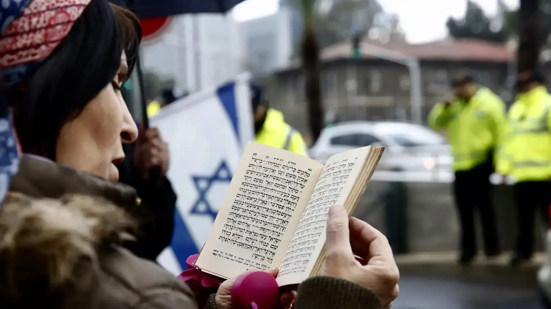הפגנה למען החייל אלאור אזריה בעת הכרעת דינו, קריה, תל אביב. ינואר 2017 הפגנה למען החייל אלאור אזריה בעת הכרעת דינו, קריה, תל אביב. ינואר 2017